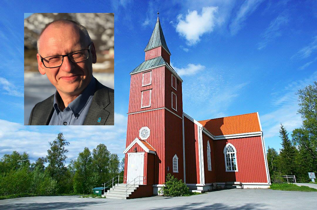 Rød trekirke i sollyset med blå himmel, portrett av mann med briller på motivet